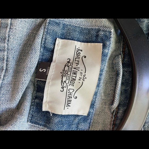 Distressed vintage denim jacket size S - Picture 5 of 8